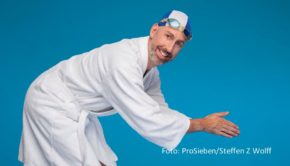 Die Badekappe sitzt bereits perfekt. „TV total“-Gastgeber Sebastian Pufpaff bereitet sich auf das Promi-Turmspringen vor, das am 21. September als Live-Event zu ProSieben zurückkehrt. Neben Pufpaff stürzen sich u.a. Simon Gosejohann, Luna Schweiger, Mimi Kraus und Paulomuc ins Wasser. (Foto: ProSieben_Steffen-Z-Wolff)