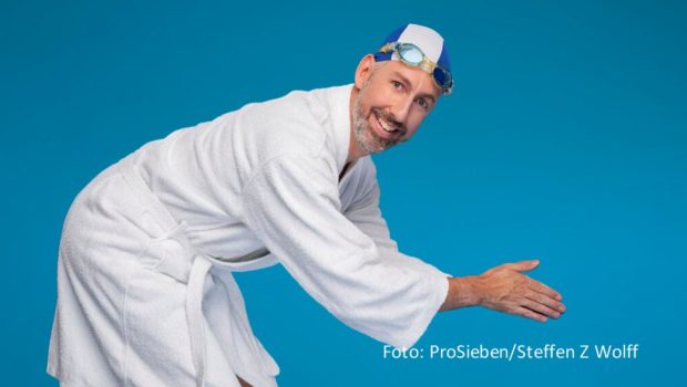 Die Badekappe sitzt bereits perfekt. „TV total“-Gastgeber Sebastian Pufpaff bereitet sich auf das Promi-Turmspringen vor, das am 21. September als Live-Event zu ProSieben zurückkehrt. Neben Pufpaff stürzen sich u.a. Simon Gosejohann, Luna Schweiger, Mimi Kraus und Paulomuc ins Wasser. (Foto: ProSieben_Steffen-Z-Wolff)