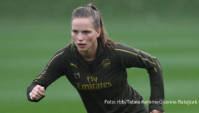 Ex-Fußball-Nationalspielerin und Olympiasiegerin Tabea Kemme und ihre Kollegin Julia Simic kommen samstags bei Sky als Expertinnen zum „Topspiel“ der Männer-Bundesliga zu Wort. Näheres über Tabea Kemme gibt’s in der Doku „Die Stürmerin – Tabea Kemme bleibt am Ball“ – zu sehen in der ARD-Mediathek. (Foto: rbb/Tabea Kemme/Joanna Ratajcak)