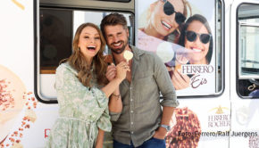 An der mobilen „Ferrero Gelateria“ genossen Jana und Thore Schölermann in Düsseldorf den Tag des Eises. Ein Thema bei diesem besonderen Meet & Greet war auch der Sommerurlaub, den das Promi-Paar erstmals mit seiner kleinen Tochter verbringt. (Foto: Ferrero/Ralf Juergens)
