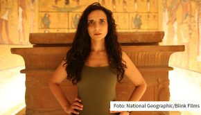 Vor 100 Jahren wurde das Grab Tutanchamuns entdeckt. Zum Jahrestag dieses historischen Ereignisses zeigt National Geographic am kommenden Wochenende ein Sonderprogramm. Mit dabei ist u.a. die britische Anthropologin und Moderatorin Ella Al-Shamahi. (Foto: National Geographic/Blink Films)