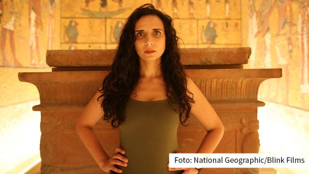 Vor 100 Jahren wurde das Grab Tutanchamuns entdeckt. Zum Jahrestag dieses historischen Ereignisses zeigt National Geographic am kommenden Wochenende ein Sonderprogramm. Mit dabei ist u.a. die britische Anthropologin und Moderatorin Ella Al-Shamahi. (Foto: National Geographic/Blink Films)