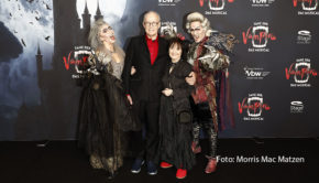 Das Kultmusical „Tanz der Vampire“ ist zurück in Hamburg. Am 12. November feierte das Stück von Michael Kunze und Jim Steinman seine Premiere in der Hansestadt. Mit dabei waren um die 1.000 Gäste, die das Comeback des Musicals zelebrierten. (Foto: Morris Mac Matzen)