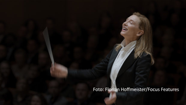 Am heutigen 1. März begrüßt Sandra Maischberger in ihrer ARD-Talkshow Oscar-Gewinnerin Cate Blanchett. Im exklusiven Interview spricht die Schauspielerin u.a. über ihren neuen Film „Tár“, der als Favorit ins Rennen um einen Oscar geht. Zudem geht’s um die Relevanz von Kultur in Krisenzeiten. (Foto: Florian Hoffmeister/Focus Features)