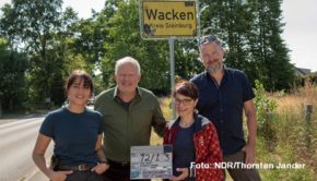 Für die Hauptdarsteller Almila Bagriacik und Axel Milberg sowie Regisseurin Ayse Polat und Kameramann Aljoscha Hennig haben die Dreharbeiten zur neuen Episode des Kieler „Tatorts“ begonnen. Die Handlung spielt rund um das weltberühmte Metal-Festival in Wacken. (Foto: NDR/Thorsten Jander)