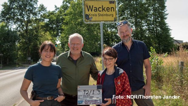 Für die Hauptdarsteller Almila Bagriacik und Axel Milberg sowie Regisseurin Ayse Polat und Kameramann Aljoscha Hennig haben die Dreharbeiten zur neuen Episode des Kieler „Tatorts“ begonnen. Die Handlung spielt rund um das weltberühmte Metal-Festival in Wacken. (Foto: NDR/Thorsten Jander)