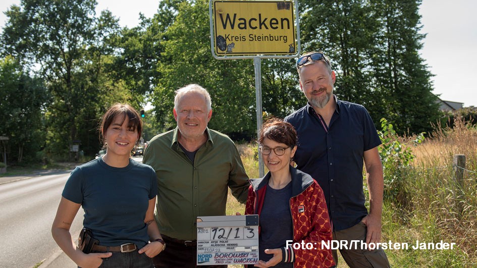 Für die Hauptdarsteller Almila Bagriacik und Axel Milberg sowie Regisseurin Ayse Polat und Kameramann Aljoscha Hennig haben die Dreharbeiten zur neuen Episode des Kieler „Tatorts“ begonnen. Die Handlung spielt rund um das weltberühmte Metal-Festival in Wacken. (Foto: NDR/Thorsten Jander)