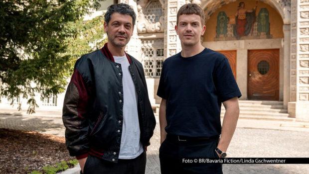 Carlo Ljubek und Ferdinand Hofer bilden das neue Ermittler-Duo im Münchener ARD-„Tatort“. Die Dreharbeiten zu ihrem ersten Fall mit dem Arbeitstitel „Zwischenwelten“ haben jetzt begonnen. Weitere Rollen spielen u.a. Meltem Kaptan, Antje Traue, Sophie von Kessel und Ronald Zehrfeld. Foto © BR/Bavaria Fiction(Linda Gschwentner
