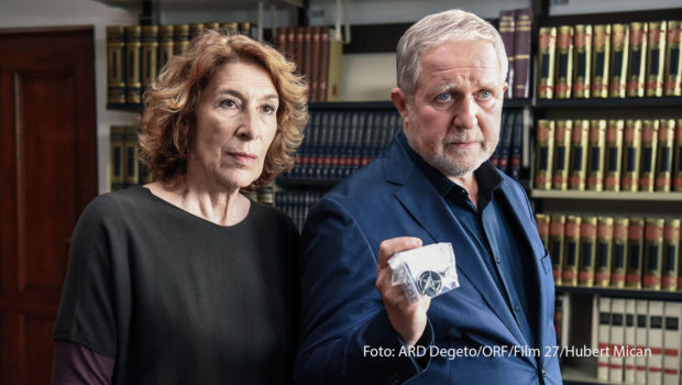 Adele Neuhauser und Harald Krassnitzer sind am 2. Oktober wieder als österreichisches Ermittler-Duo im „Tatort“ im Ersten zu sehen. Zwei Tage zuvor gastieren die beiden in der aktuellen Ausgabe der Radio Bremen-Talkshow „3nach9“. Ebenfalls dabei sind u.a. Wigald Boning und Leeroy Matata. (Foto: ARD Degeto/ORF/Film 27/Hubert Mican)