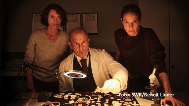 Auf den Spuren des Nibelungenschatzes wandeln Ulrike Folkerts und Lisa Bitter als Ludwigshafener „Tatort“-Kommissarinnen in der Folge „Gold“, die am 3. September die Sommerpause der Reihe beendet. Mit dabei ist auch Heino Ferch als Nibelungenexperte. (Foto: SWR/Benoit Linder)