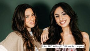 Sängerin Vanessa Mai und Popkultur-Expertin Gizem Celik führen als Hosts durch den ARD Kultur-Podcast „Die Taylor Swift Story“, der sich in sechs Folgen mit der Karriere des US-amerikanischen Pop-Megastars befasst. Die erste Episode ist seit dem 23. Mai verfügbar. (Foto: ARD-Kultur_FLOW-media-company)