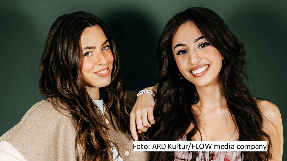 Sängerin Vanessa Mai und Popkultur-Expertin Gizem Celik führen als Hosts durch den ARD Kultur-Podcast „Die Taylor Swift Story“, der sich in sechs Folgen mit der Karriere des US-amerikanischen Pop-Megastars befasst. Die erste Episode ist seit dem 23. Mai verfügbar. (Foto: ARD-Kultur_FLOW-media-company)