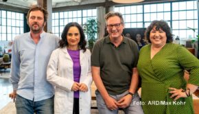 Mit den Gästen Meltem Kaptan und Eric Wrede leitet Eckart von Hirschhausen am heutigen 1. August eine neue Sendewoche seines Infotainment-Formats „Team Hirschhausen! Einfach besser leben“ im Ersten ein. Als festes Teammitglied wirkt auch die Dermatologin Yael Adler in der Sendung mit. (Foto: ARD/Max Kohr)