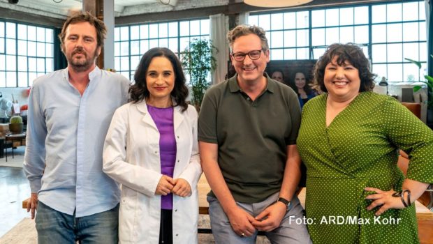 Mit den Gästen Meltem Kaptan und Eric Wrede leitet Eckart von Hirschhausen am heutigen 1. August eine neue Sendewoche seines Infotainment-Formats „Team Hirschhausen! Einfach besser leben“ im Ersten ein. Als festes Teammitglied wirkt auch die Dermatologin Yael Adler in der Sendung mit. (Foto: ARD/Max Kohr)
