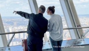 Am 21. Juli gewährt die Vox-Sendung „Prominent!“ exklusive Einblicke in die Arbeit von Tim und Katharina Raue. Der Profikoch und die Unternehmerin stellen in 207 Meter Höhe das Drehrestaurant „Sphere“ im Berliner Fernsehturm vor. Tim Raue übernimmt dort 2025 die kulinarische Verantwortung. (Foto: Instagram Katharina Raue)
