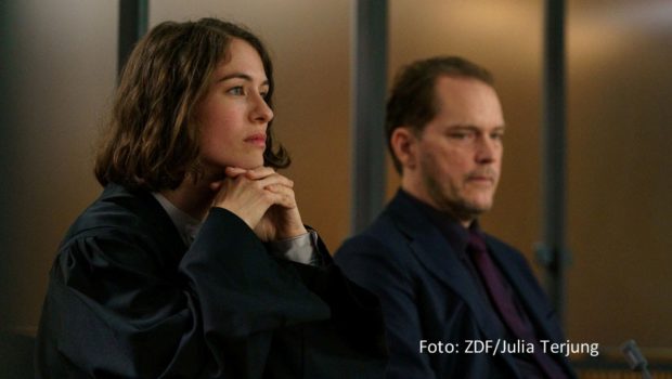 Das Fernsehfilm- und Serienfestival TeleVisionale findet 2024 zum letzten Mal vor seinem Umzug nach Weimar in Baden-Baden statt. Begleitend strahlt 3sat die nominierten Filme aus, darunter am 26. November das ZDF-Gerichtsdrama „Sie sagt. Er sagt.“ mit Henriette Confurius und Godehard Giese.Foto-ZDF_Julia-Terjung