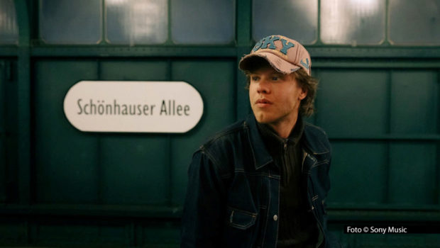 Die Deutsche Telekom feiert ihren 30. Geburtstag. Dafür verwandelt sich Bonn am 12. Juli in ein großes Festivalgelände. Mit dabei sind u.a. Shootingstar Zartmann sowie Sänger, Rapper und Songwriter Clueso. Sie geben auf dem Münsterplatz kostenlose Konzerte. Foto © Sony Music