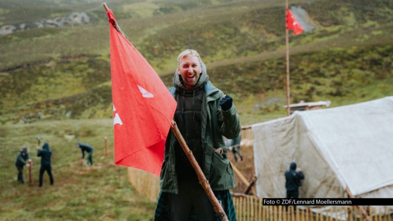 In den schottischen Highlands entsteht derzeit ein neues Show-Format für das ZDF. In „Terrain – Battle of the Flags“ lädt YouTuber Frehtorge andere Content Creator zu einem strategischen Wettkampf ein, das an die Gaming-Welt erinnert. Die Sendung startet im Herbst auf dem Streamingportal des ZDF sowie in ZDFneo. Foto © ZDF/Lennard Moellersmann