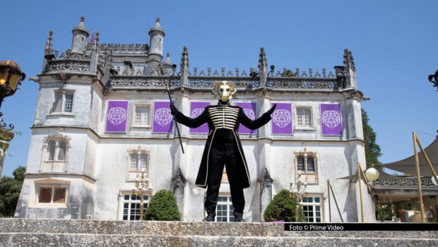 Ein Schloss mitsamt maskiertem Schlossherrn wartet auf jene 50 Realitystars, die sich in Staffel 3 der Prime Video-Show „The 50“ in den Wettbewerb um den Jackpot stürzen. Die ersten drei Folgen sind am 9. März gestartet, jeweils drei weitere folgen an den kommenden Montagen bis einschließlich 6. April. Foto © Prime Video