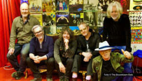 Ein eintägiges Festival im Aachener Fußballstadion Tivoli widmet sich am 30. Mai den vielfältigen Sounds der 1980er-Jahre – von New Wave über Soul und Rock bis Synthiepop. Bei „The Ultimate Legends of the 80s“ stehen u.a. The Boomtown Rats, Lisa Stansfield und Nik Kershaw auf der Bühne. (Foto © The Boomtown Rats)