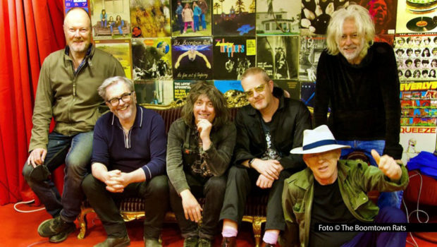 Ein eintägiges Festival im Aachener Fußballstadion Tivoli widmet sich am 30. Mai den vielfältigen Sounds der 1980er-Jahre – von New Wave über Soul und Rock bis Synthiepop. Bei „The Ultimate Legends of the 80s“ stehen u.a. The Boomtown Rats, Lisa Stansfield und Nik Kershaw auf der Bühne. (Foto © The Boomtown Rats)
