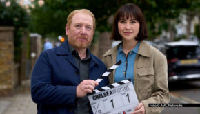 Adrian Scarborough und Vanessa Emme stehen wieder als Ermittler-Team DI Max Arnold und DS Layla Walsh für „The Chelsea Detective“ vor der Kamera. In London und Umgebung laufen die Dreharbeiten zur vierten Staffel der Krimiserie, an der das ZDF als Koproduzent beteiligt ist. Foto © AMC Networks