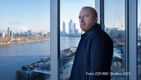 Am 10. November zeigt das ZDF um 22:15 Uhr eine neue Folge von „The Chelsea Detective“. Diesmal stehen Detective Max Arnold und sein Team vor dem mysteriösen Mordfall des angesehenen Psychotherapeuten Iain Frankland. (Foto: ZDF/BBC Studios 2023)