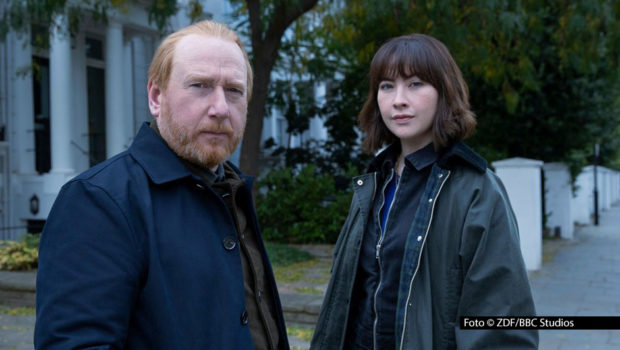 „The Chelsea Detective“ ermittelt weiter. In Nordamerika, Australien und Neuseeland starten am 7. April drei neue Folgen der Krimiserie mit Adrian Scarborough als DI Max Arnold und Vanessa Emme als DS Layla Walsh. Sendetermine im ZDF, das als Koproduzent beteiligt ist, sind noch nicht bekannt. Foto © ZDF/BBC Studios
