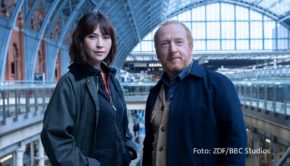 Staffel 2 der vom ZDF koproduzierten Krimiserie „The Chelsea Detective“ wird ab dem 27. Oktober an vier Sonntagabenden linear ausgestrahlt. Adrian Scarborough spielt wieder die Titelfigur DI Max Arnold. Neu an seiner Seite ermittelt Vanessa Emme als DS Layla Walsh. (Foto: ZDF/BBC Studios)