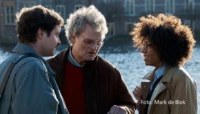 Der Absturz eines israelischen Frachtflugzeugs über Amsterdam und dessen Folgen werden in der neuen MagentaTV-Serie „The Crash“ nachgezeichnet. Joy Delima spielt darin die Angehörige eines Opfers, die sich mit zwei Journalisten verbündet, um die Hintergründe der Katastrophe aufzuklären. (Foto: Mark de Blok)