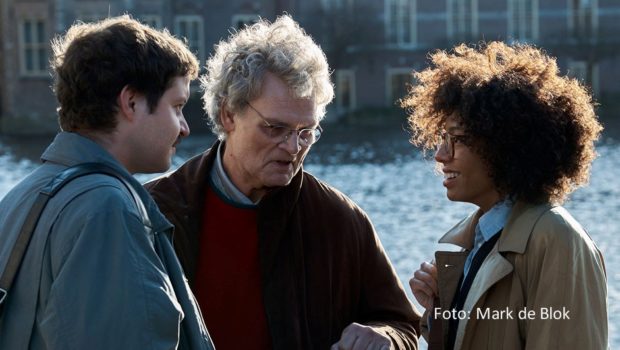 Der Absturz eines israelischen Frachtflugzeugs über Amsterdam und dessen Folgen werden in der neuen MagentaTV-Serie „The Crash“ nachgezeichnet. Joy Delima spielt darin die Angehörige eines Opfers, die sich mit zwei Journalisten verbündet, um die Hintergründe der Katastrophe aufzuklären. (Foto: Mark de Blok)