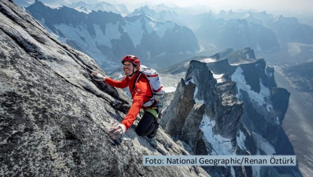 Der u.a. aus dem vielfach preisgekrönten „Free Solo“ bekannte Extremkletterer Alex Honnold steht mit seinem Freund und Kollegen Tommy Caldwell im Mittelpunkt der neuen Doku „The Devils Thumb – Ein höllischer Aufstieg“. Sie läuft am 16. Dezember als deutsche TV-Premiere bei National Geographic. (Foto: National Geographic/Renan Öztürk)