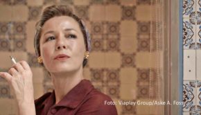 Am 6. März feiert die dänische Serie „The Dreamer – Becoming Karen Blixen“ ihre Deutschlandpremiere bei MagentaTV. Connie Nielsen spielt darin die berühmte „Jenseits von Afrika“-Autorin. Die Handlung konzentriert sich vor allem auf ihr Leben in den 1930er Jahren. (Foto: Viaplay Group/Aske A. Foss)