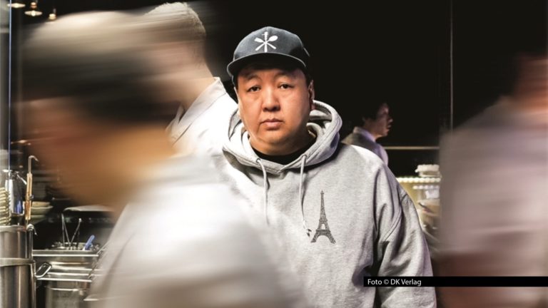 Am 28. Oktober erscheint das erste Kochbuch des Spitzenkochs The Duc Ngo im DK Verlag. Auf über 260 Seiten vereint das Werk raffinierten Rezepte aus der asiatischen Küche und exklusive Einblicke in Ducs Arbeit in seinen Restaurants. Foto: DK Verlag
