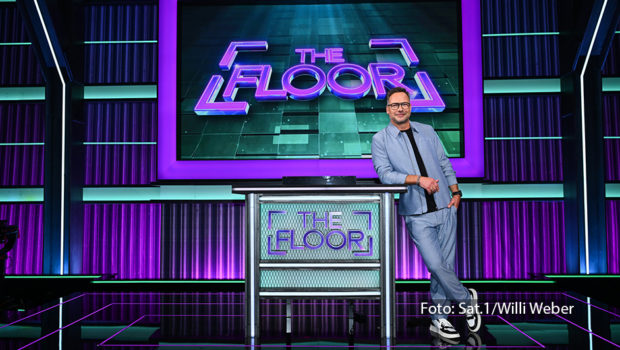 Sat.1 schickt 2024 eine neue Strategie-Quizshow mit dem Titel „The Floor“ ins Rennen. Auf einem riesigen LED-Boden treten darin 100 Kandidatinnen und Kandidaten gegeneinander an. Die Moderation der zunächst sechs Folgen übernimmt Matthias Opdenhövel. (Foto: Sat.1/Willi Weber)
