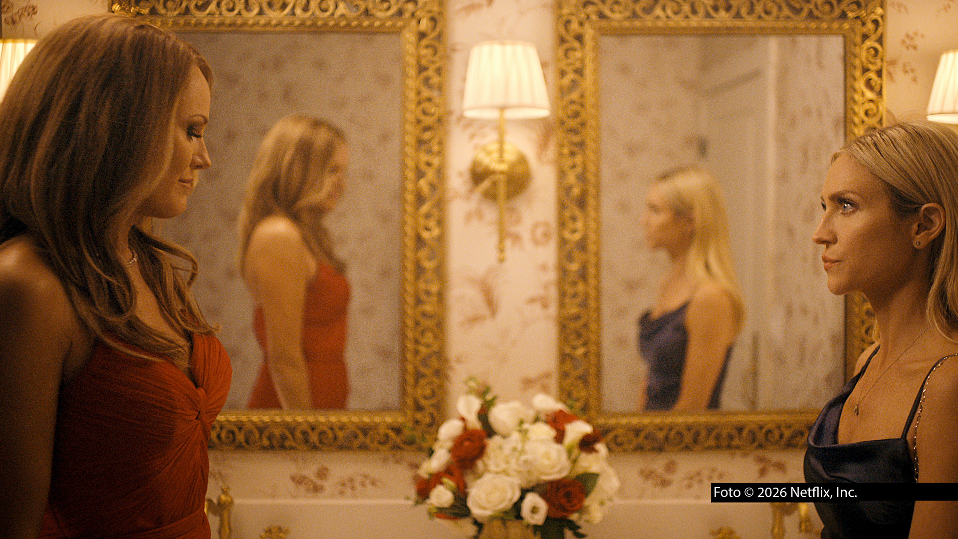 „The Hunting Wives“ kehrt mit einer zweiten Staffel zurück. Ab dem 27. November 2026 stehen die neuen Folgen der auf dem gleichnamigen Bestseller-Roman von May Cobb basierenden Dramaserie bei MagentaTV+ zum Streaming bereit. Dabei stellt sich schon bald die Frage: Sind Sophie (Brittany Snow) und Margo (Malin Åkerman) die Jägerinnen oder die Gejagten?