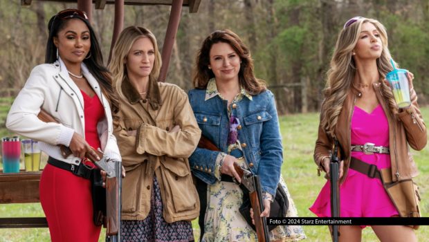In der Dramaserie „The Hunting Wives“ spielt Brittany Snow eine Frau, die nach ihrem Umzug nach Texas in eine ebenso wohlhabende wie gefährliche Clique gerät. MagentaTV zeigt die erste Staffel der Serie ab dem 2. Oktober exklusiv in Deutschland. Foto © 2024 Starz Entertainment