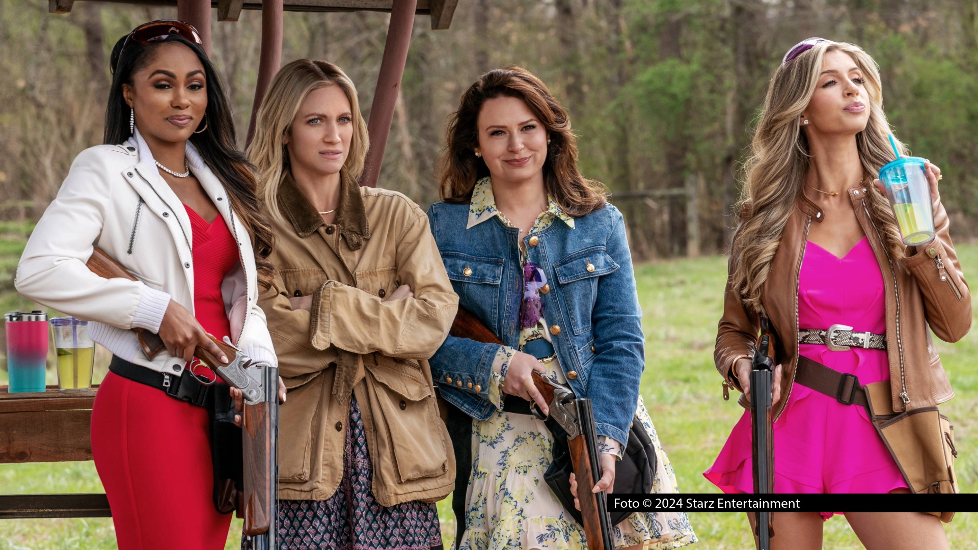 In der Dramaserie „The Hunting Wives“ spielt Brittany Snow eine Frau, die nach ihrem Umzug nach Texas in eine ebenso wohlhabende wie gefährliche Clique gerät. MagentaTV zeigt die erste Staffel der Serie ab dem 2. Oktober exklusiv in Deutschland. Foto © 2024 Starz Entertainment