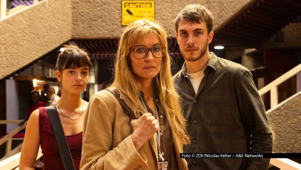 Die Thriller-Serie „The Kollective“ ist ab dem 15. Februar bei ZDFneo zu sehen. Céline Buckens und Felix Mayr spielen darin Mitglieder eines Netzwerks junger Investigativjournalisten. Unterstützung erhalten sie von einer erfahrenen Kollegin, die „Californication“-Star Natascha McElhone verkörpert. Foto © ZDF/Nicolas Velter – A&E Networks