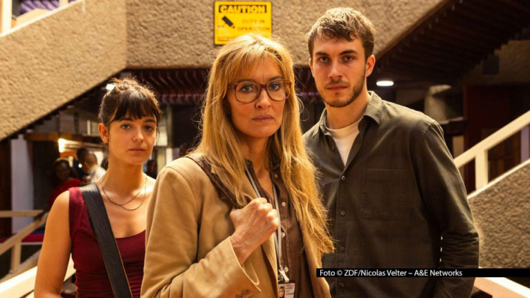Die Thriller-Serie „The Kollective“ ist ab dem 15. Februar bei ZDFneo zu sehen. Céline Buckens und Felix Mayr spielen darin Mitglieder eines Netzwerks junger Investigativjournalisten. Unterstützung erhalten sie von einer erfahrenen Kollegin, die „Californication“-Star Natascha McElhone verkörpert. Foto © ZDF/Nicolas Velter – A&E Networks