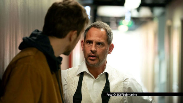 Die vom ZDF koproduzierte Thriller-Serie „The Kollective“ um ein Team junger Investigativjournalisten startet Anfang 2026 im Streamingportal des Senders und läuft im Februar linear bei ZDFneo. Im international besetzten Cast sind u.a. Moritz Bleibtreu, Felix Mayr und Natascha McElhone vertreten. Foto © ZDF/Submarine