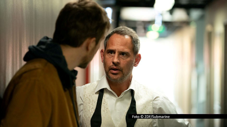 Die vom ZDF koproduzierte Thriller-Serie „The Kollective“ um ein Team junger Investigativjournalisten startet Anfang 2026 im Streamingportal des Senders und läuft im Februar linear bei ZDFneo. Im international besetzten Cast sind u.a. Moritz Bleibtreu, Felix Mayr und Natascha McElhone vertreten. Foto © ZDF/Submarine
