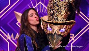 Einen einmaligen Auftritt als „Mysterium“ absolvierte Vanessa Mai in der ProSieben-Show „The Masked Singer“. Vor der Sängerin, die mit Beyoncés aktuellem Hit „Texas Hold 'Em“ auftrat, hatten die jede Woche neu vergebene Maske bereits Stefanie Heinzmann, Giovanni Zarrella und Rolando Villazón getragen. (Foto: ProSieben/Julia Feldhagen)