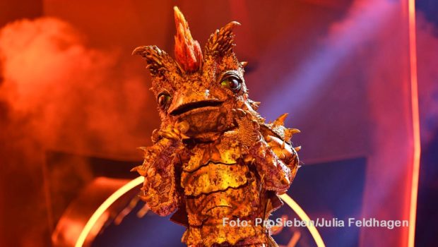 Die dritte Runde der aktuellen Staffel von „The Masked Singer“ strahlt ProSieben am 2. April aus. Nach wie vor im Rennen ist auch der „Dornteufel“, hinter dem Rateteam und Fans u.a. Schauspieler Mark Keller sowie die Sänger Hartmut Engler und Michael Patrick Kelly vermuten. (Foto: ProSieben/Julia Feldhagen)