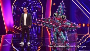 Moderator Matthias Opdenhövel führt am 9. April durch die vierte Live-Show der aktuellen „The Masked Singer“-Staffel. Das Rätselraten um den „Seestern“ und sechs weitere Masken geht darin weiter. Im Rateteam nimmt Linda Zervakis als Gast neben Ruth Moschner und Rea Garvey Platz. (Foto: ProSieben/Julia Feldhagen)