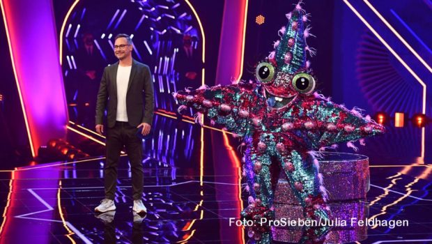Moderator Matthias Opdenhövel führt am 9. April durch die vierte Live-Show der aktuellen „The Masked Singer“-Staffel. Das Rätselraten um den „Seestern“ und sechs weitere Masken geht darin weiter. Im Rateteam nimmt Linda Zervakis als Gast neben Ruth Moschner und Rea Garvey Platz. (Foto: ProSieben/Julia Feldhagen)