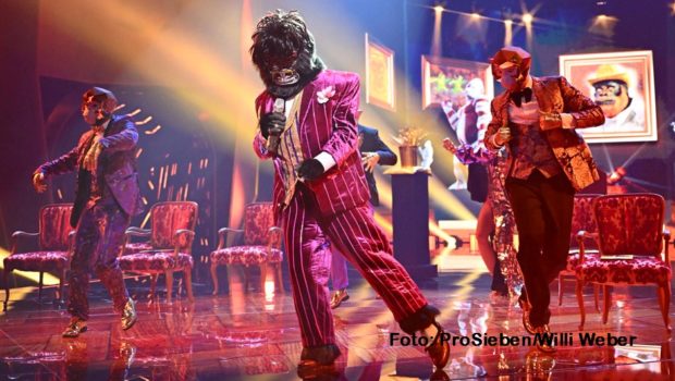 In der ProSieben-Show „The Masked Singer“ werden am 16. April die Plätze für das Finale von Staffel 6 vergeben. Noch im Rennen ist auch der „Gorilla“, der zuletzt mit einer lässigen Tanz-Performance für Aufsehen, aber auch für Rätselraten sorgte. (Foto: ProSieben/Willi Weber)