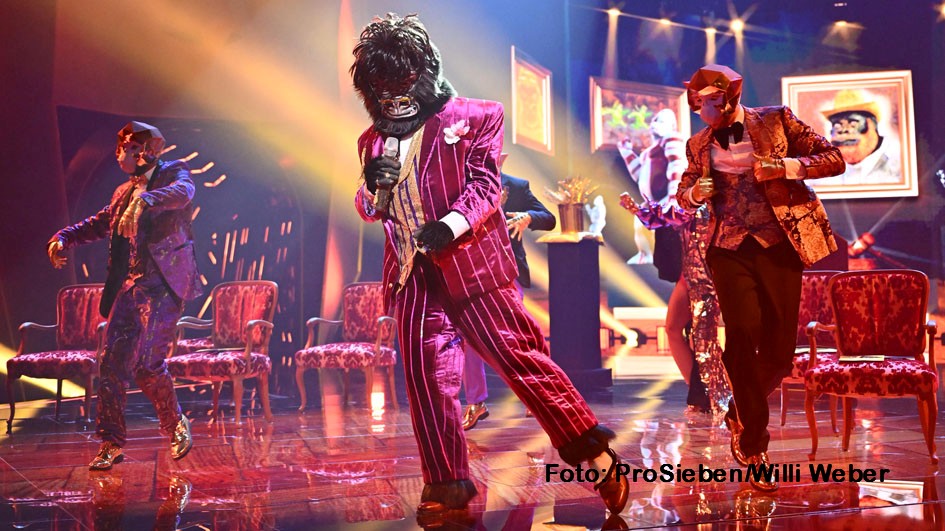 In der ProSieben-Show „The Masked Singer“ werden am 16. April die Plätze für das Finale von Staffel 6 vergeben. Noch im Rennen ist auch der „Gorilla“, der zuletzt mit einer lässigen Tanz-Performance für Aufsehen, aber auch für Rätselraten sorgte. (Foto: ProSieben/Willi Weber)