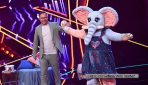 Moderator Matthias Opdenhövel führt am 15. April durch die dritte Live-Show der aktuellen Staffel der ProSieben-Show „The Masked Singer“. Das Rateteam aus Ruth Moschner und Rea Garvey bekommt auch diesmal prominente Unterstützung: Comedy-Star Carolin Kebekus gesellt sich zu den beiden. (Foto: ProSieben/Willi Weber)