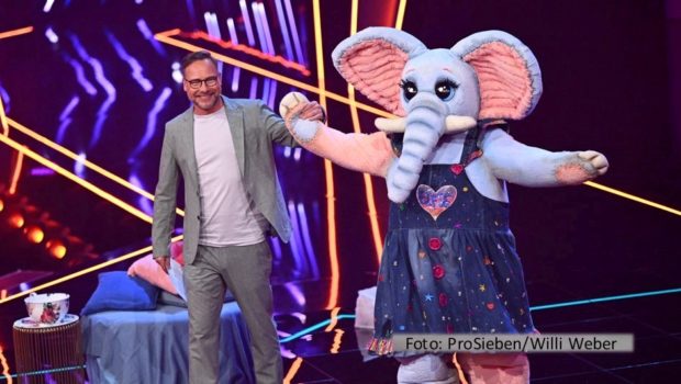 Moderator Matthias Opdenhövel führt am 15. April durch die dritte Live-Show der aktuellen Staffel der ProSieben-Show „The Masked Singer“. Das Rateteam aus Ruth Moschner und Rea Garvey bekommt auch diesmal prominente Unterstützung: Comedy-Star Carolin Kebekus gesellt sich zu den beiden. (Foto: ProSieben/Willi Weber)